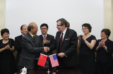 2013年明大双子城校区校长Eric Kaler与北京大学校长王恩哥博士签署协议