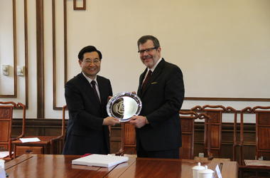 2013年明大双子城校区校长Eric Kaler与清华大学党委书记胡和平签署协议